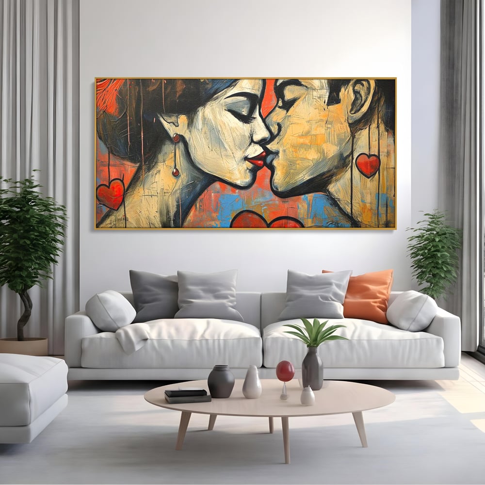 Tablou canvas cu tablou canvas cu sarut pasional, in rama de aluminiu auriu, pe perete intr-un living